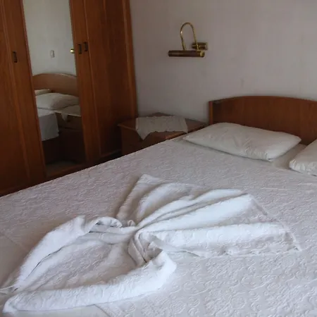 Delphin מלון דירות 3*